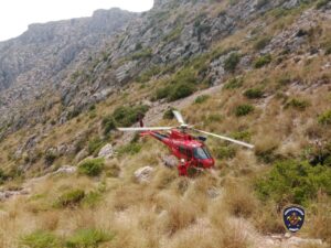 Helic&oacute;ptero de rescate en una zona monta&ntilde;osa de Esporles