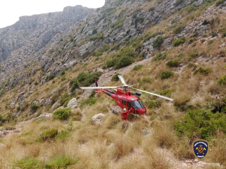 Helicóptero de rescate en una zona montañosa de Esporles