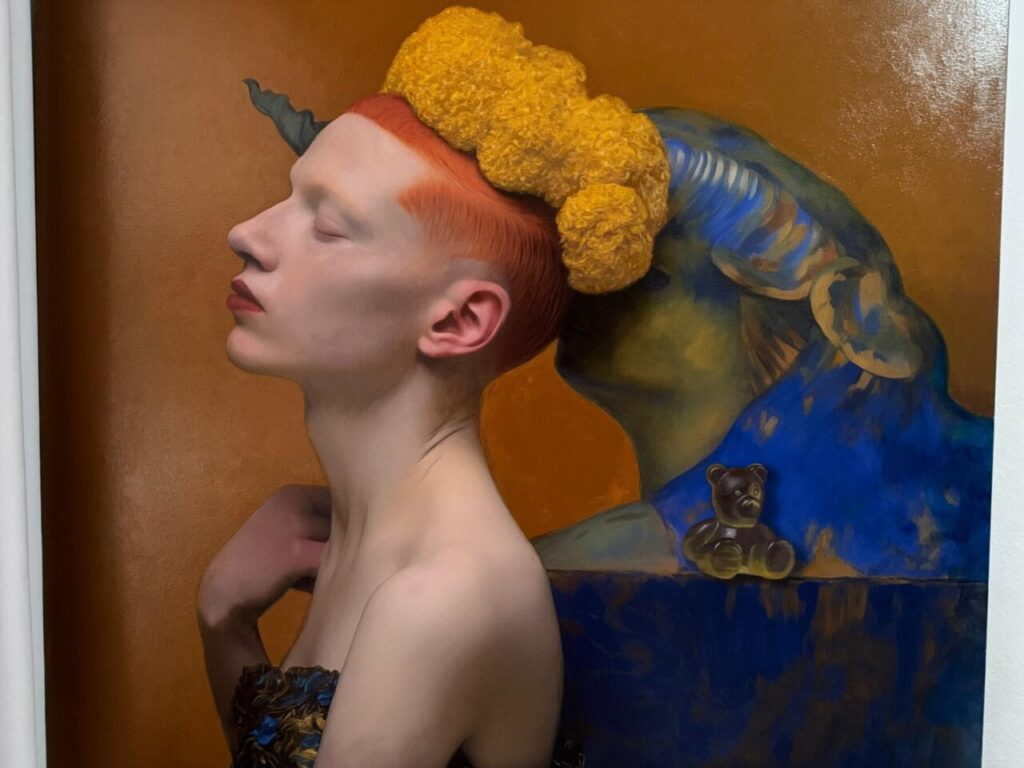 Retrato de Rafael Palma, pintor autodidacta con cabello naranja y fondo colorido.