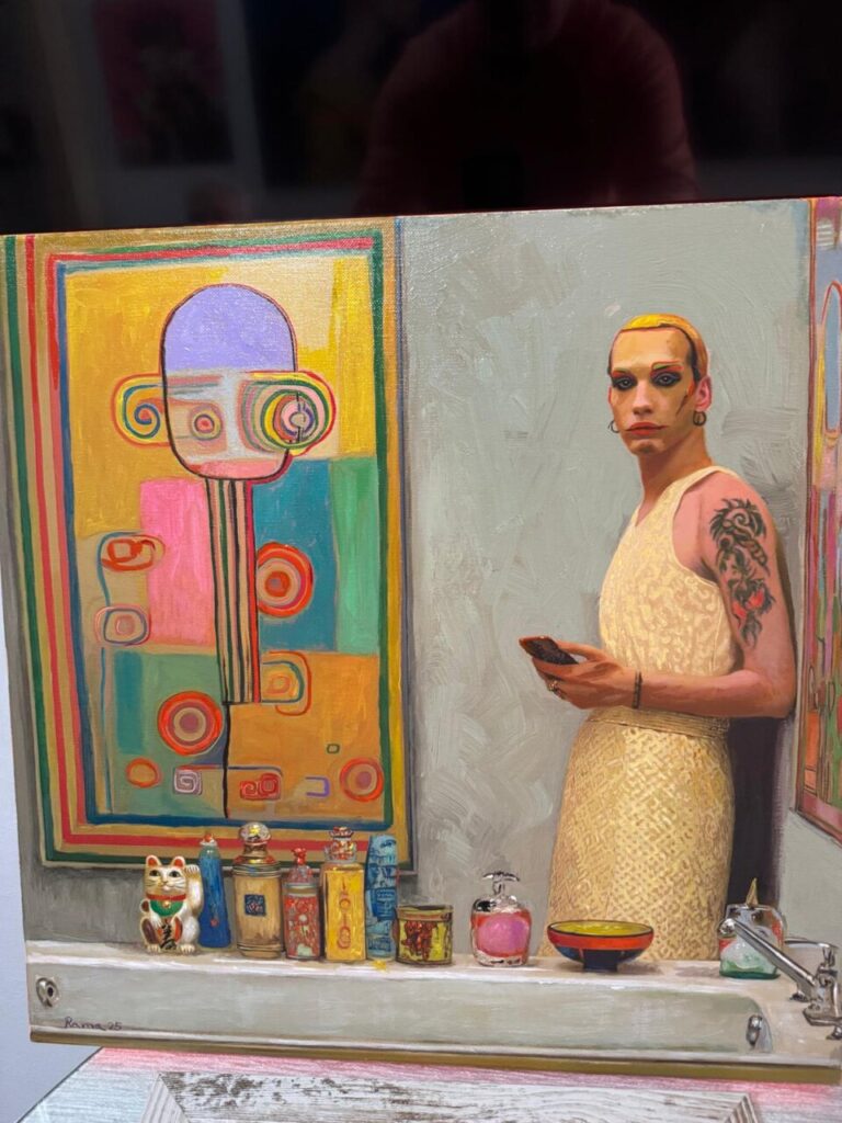 Retrato de Rafael Palma, pintor autodidacta, en su estudio con obras coloridas.