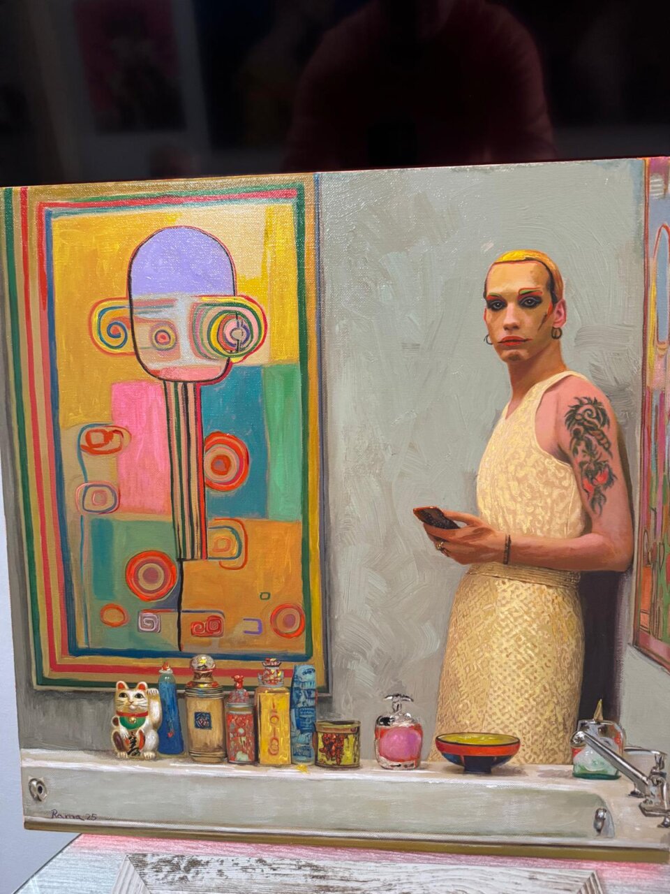 Retrato de Rafael Palma, pintor autodidacta, en su estudio con obras coloridas.