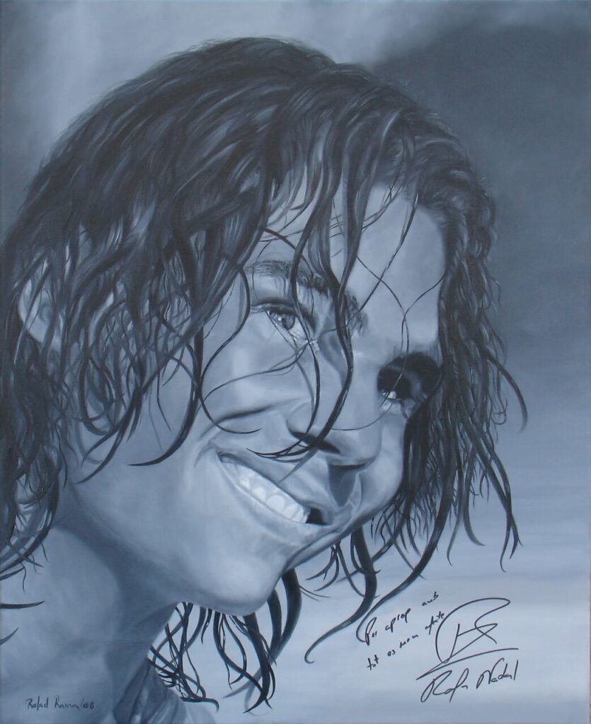 Retrato en blanco y negro de Rafael Palma sonriendo con cabello mojado