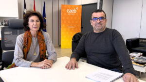 Reuni&oacute;n entre representantes de CAEB y ASINEM en una oficina