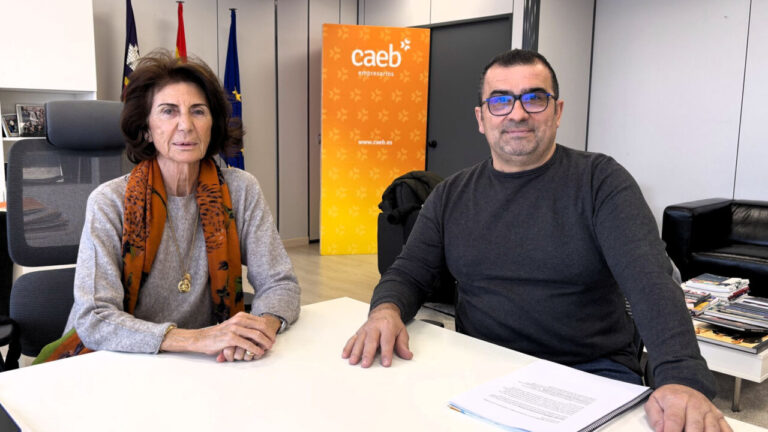 Reunión entre representantes de CAEB y ASINEM en una oficina