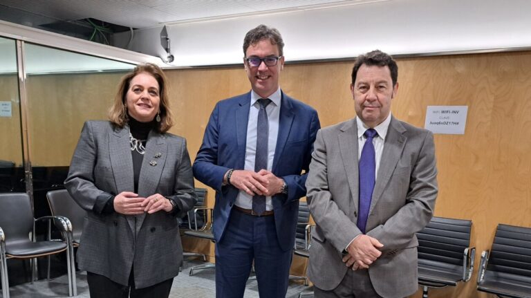 Tres pol&iacute;ticos en una reuni&oacute;n sobre financiaci&oacute;n auton&oacute;mica en Baleares