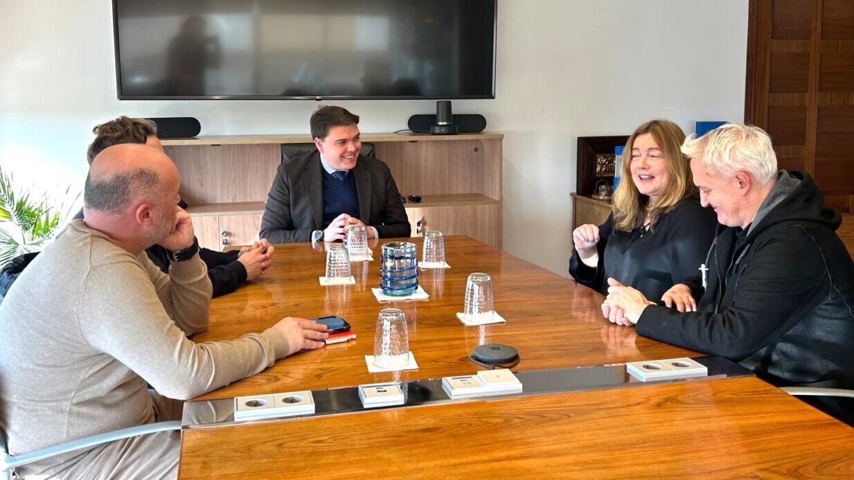 Reunión entre representantes de ADEMA y Princeton University en una sala de conferencias.