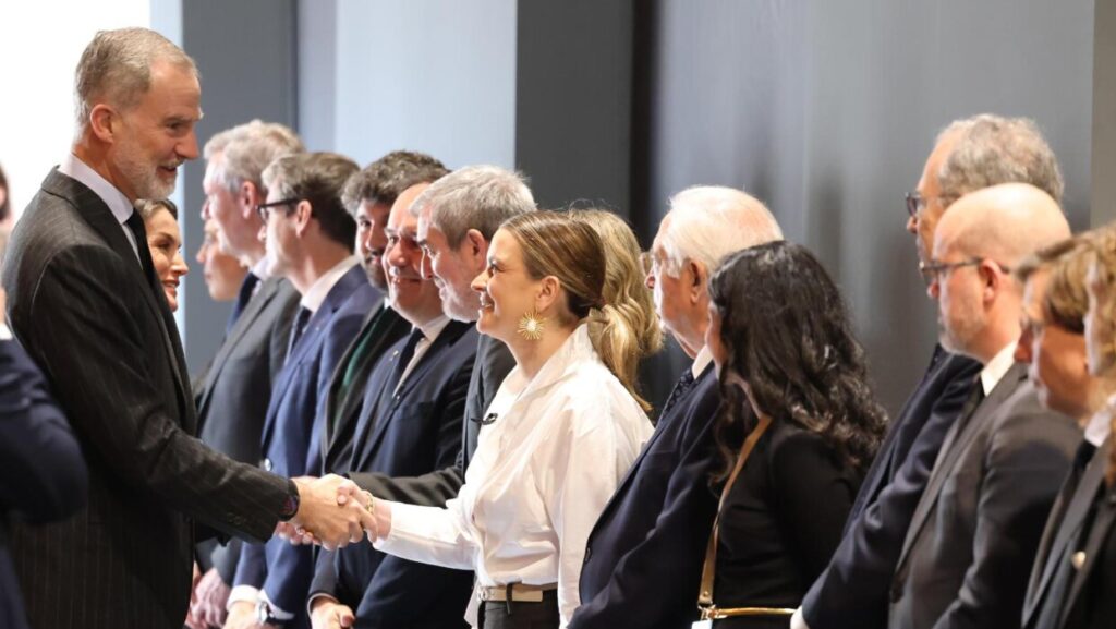 El rey Felipe saluda a Marga Prohens en Fitur 2026