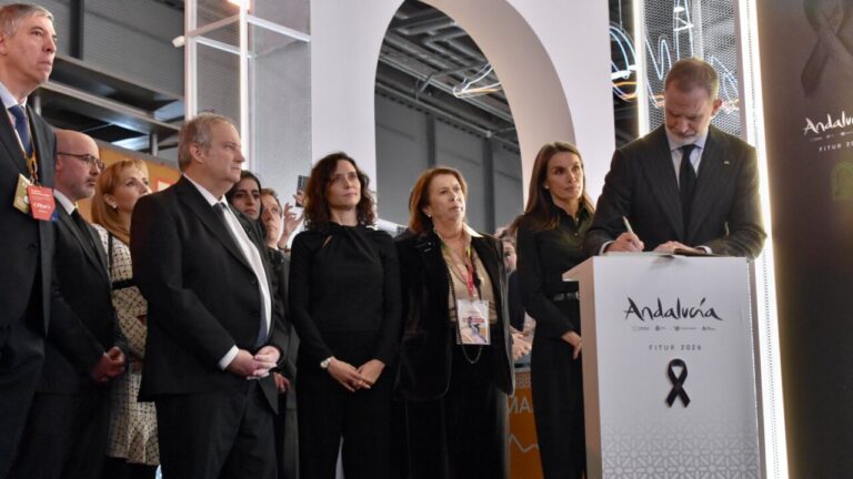 Los reyes Felipe y Letizia en el stand de Andalucía durante Fitur 2026.