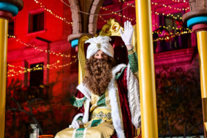 Rey Mago en Palma con atuendo tradicional y decoraciones festivas