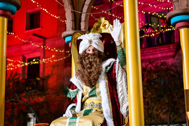 Rey Mago en Palma con atuendo tradicional y decoraciones festivas