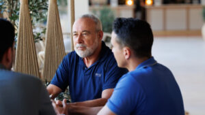 Reuni&oacute;n de ejecutivos de RIU Hotels discutiendo estrategias de expansi&oacute;n