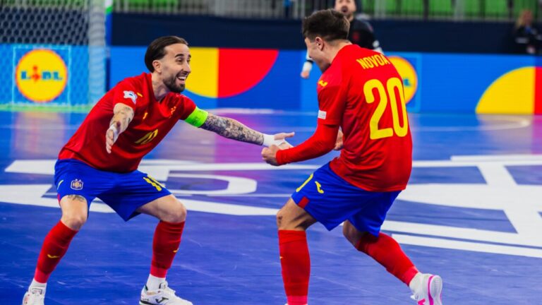 Jugadores de la selecci&oacute;n espa&ntilde;ola de futsal celebrando un gol