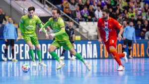 Jugadores en acci&oacute;n durante la final de la Supercopa de Futsal 2026