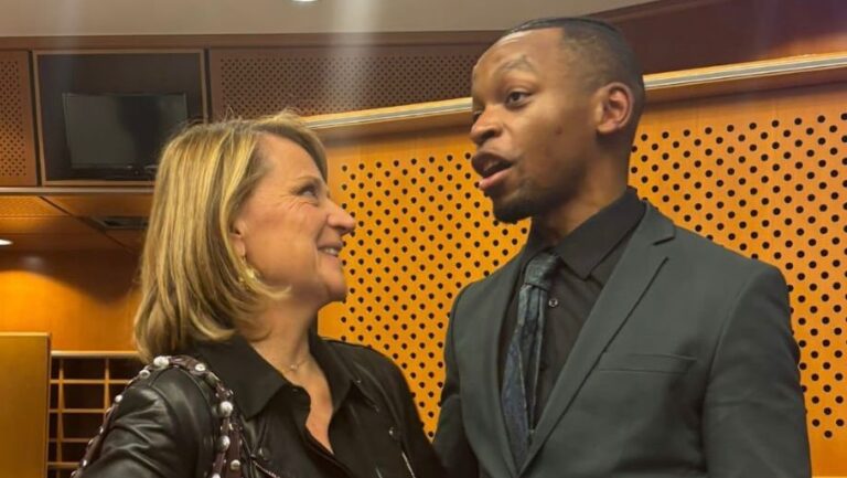 Rosa Estar&agrave;s conversando con un hombre en el Parlamento Europeo