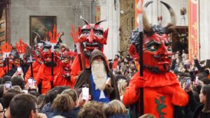 Desfile de figuras tradicionales en la fiesta de Sant Antoni en Sa Pobla