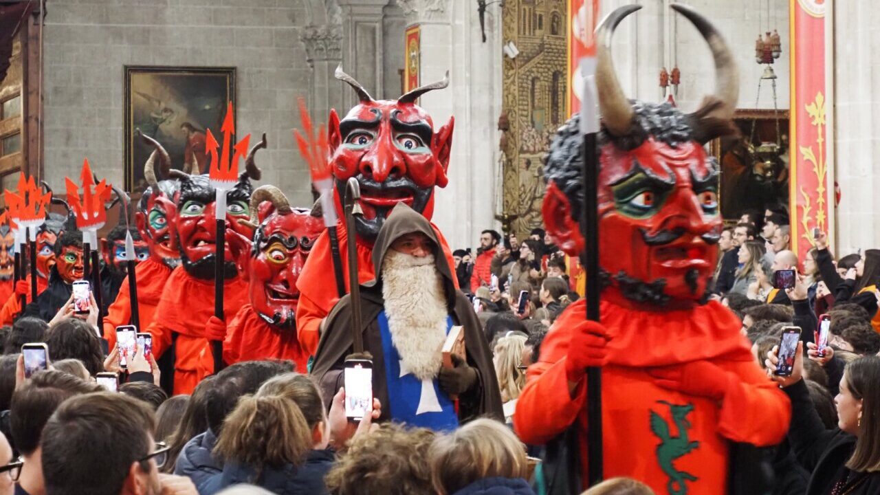 Desfile de figuras tradicionales en la fiesta de Sant Antoni en Sa Pobla