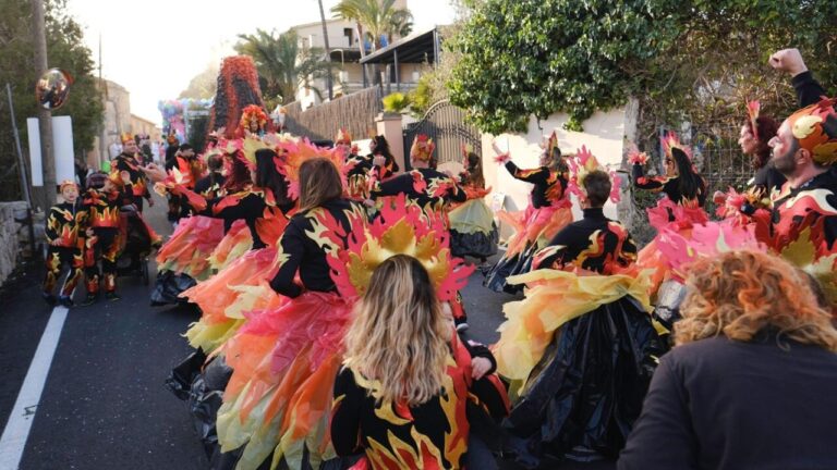 Participantes en el carnaval Sa Rua de Calvià con trajes coloridos