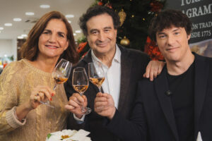 Samantha Vallejo-N&aacute;gera y otros jurados de MasterChef brindando con copas