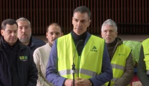 Pedro S&aacute;nchez hablando sobre el accidente ferroviario en Adamuz con otros funcionarios.