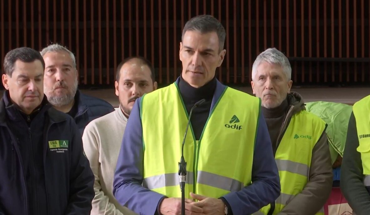Pedro S&aacute;nchez hablando sobre el accidente ferroviario en Adamuz con otros funcionarios.
