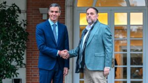 Pedro S&aacute;nchez y Oriol Junqueras se estrechan la mano tras un acuerdo