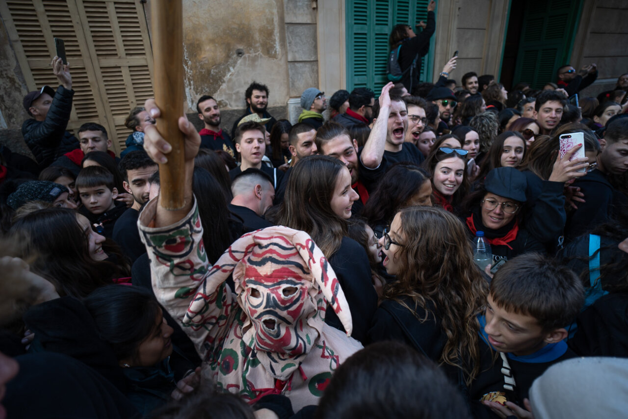 Celebración de Sant Antoni en Manacor con dimonis y multitud de personas