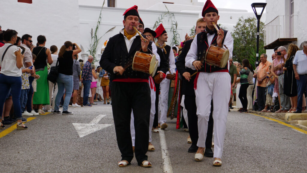 Grupo de m&uacute;sicos en un festival tradicional en Sant Joan de Labritja