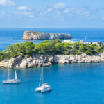 Vista de calas y barcos en Sant Joan de Labritja, Ibiza