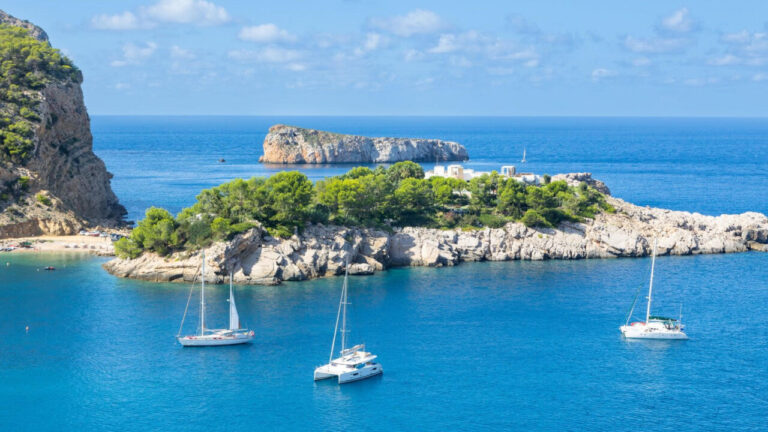 Vista de calas y barcos en Sant Joan de Labritja, Ibiza