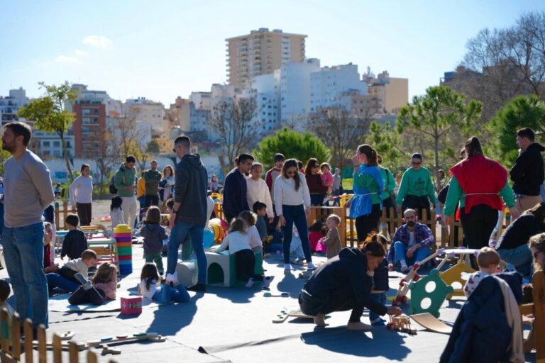Familias disfrutando de actividades en el Parc de sa Riera durante el Sant Sebasti&agrave; Petit.
