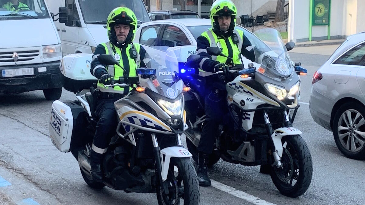 Dos agentes de polic&iacute;a local en motocicletas durante un control de tr&aacute;fico
