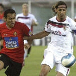 Jugadores del Sevilla y Mallorca compiten por el bal&oacute;n en un partido de f&uacute;tbol