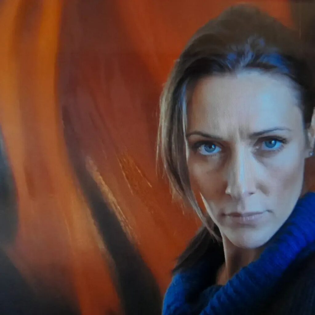 Retrato de Silvina Barrera con fondo art&iacute;stico en tonos c&aacute;lidos