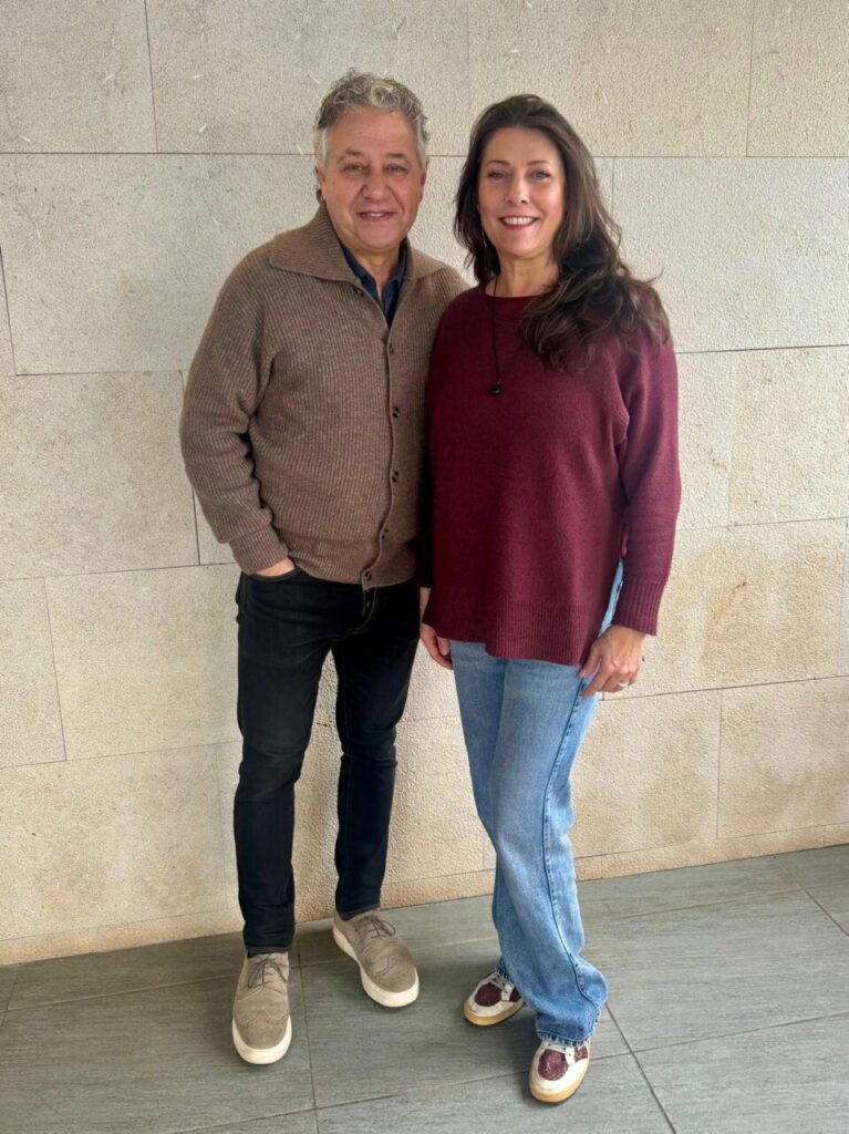 Silvina Barrera y un acompa&ntilde;ante en una terraza cubierta