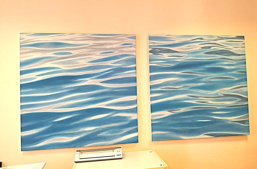 Pintura abstracta que representa el movimiento del agua en tonos azules.