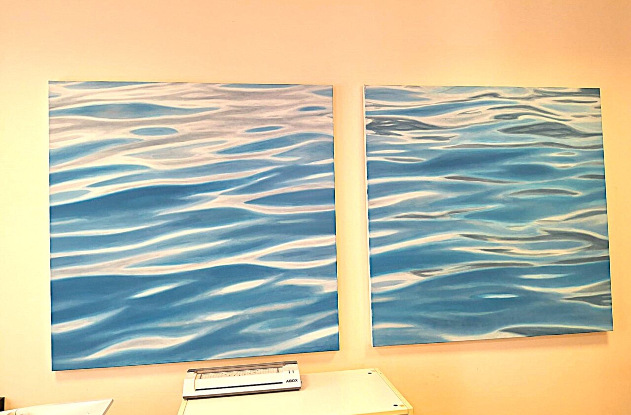 Pintura abstracta que representa el movimiento del agua en tonos azules.