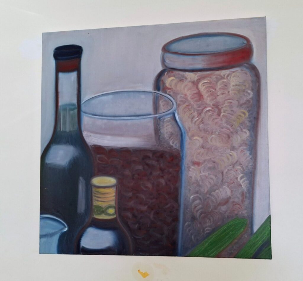 Pintura que muestra botellas y un frasco en un fondo claro