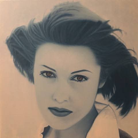 Retrato de Silvina Barrera con cabello al viento y mirada intensa