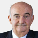 Sim&oacute;n Barcel&oacute; Tous en traje, sonriendo y posando para la foto