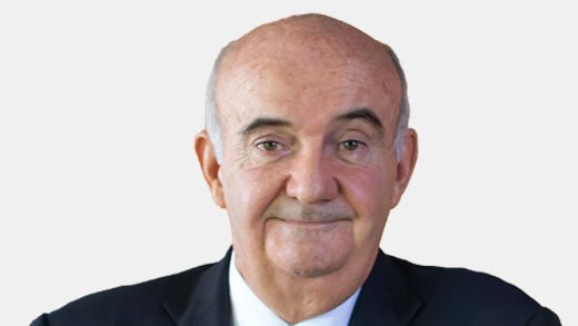 Sim&oacute;n Barcel&oacute; Tous en traje, sonriendo y posando para la foto