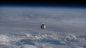 C&aacute;psula Dragon Endeavour de SpaceX regresando a la Tierra entre nubes