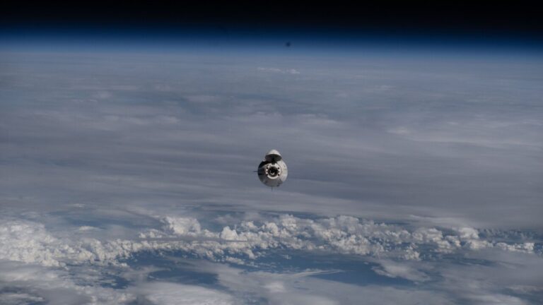 Cápsula Dragon Endeavour de SpaceX regresando a la Tierra entre nubes
