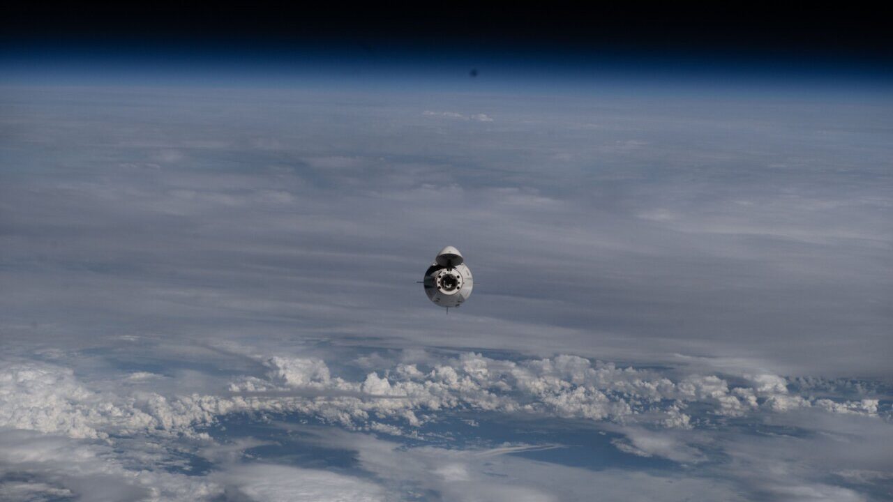 C&aacute;psula Dragon Endeavour de SpaceX regresando a la Tierra entre nubes