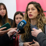 Lara Hern&aacute;ndez hablando con periodistas sobre financiaci&oacute;n en Palma