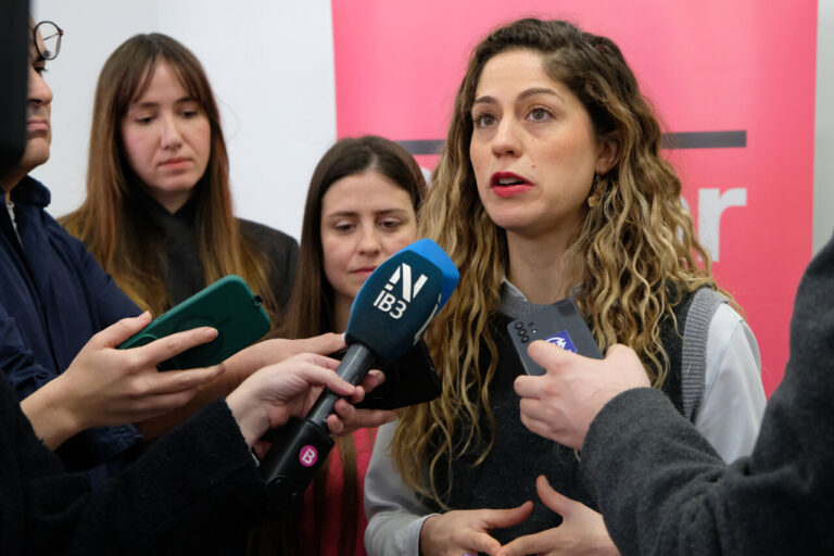 Lara Hern&aacute;ndez hablando con periodistas sobre financiaci&oacute;n en Palma