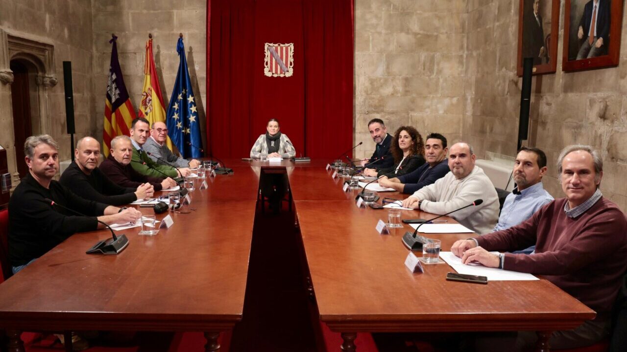 Reunión de taxistas con el Govern de Baleares sobre licencias de VTC