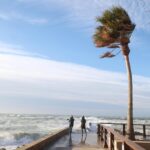 Personas observando el mar agitado por el viento fuerte en Mallorca