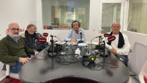 Cuatro personas sentadas en una mesa de radio durante una tertulia