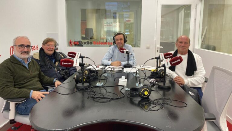 Cuatro personas sentadas en una mesa de radio durante una tertulia
