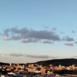 Vista de Palma con cielo poco nuboso y monta&ntilde;as al fondo